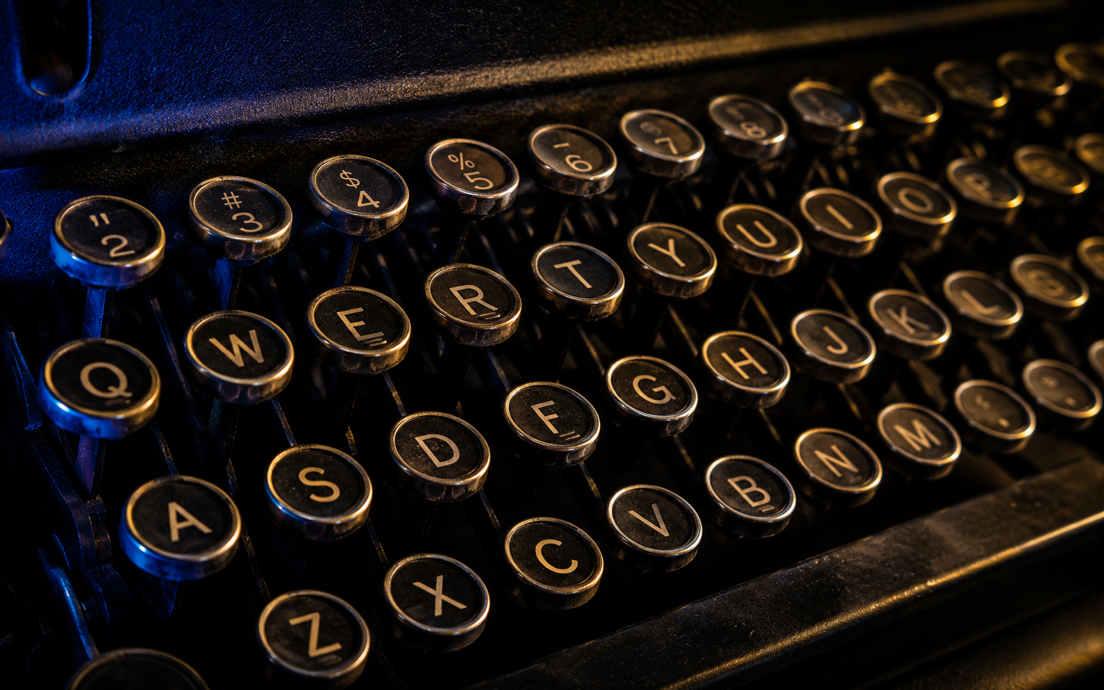 Близък план на стара механична пишеща машина с QWERTY клавиатура
